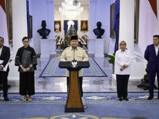 Presiden Prabowo mengumumkan THR dan Gaji ke-13 untuk 9,4 juta aparatur negara, mendukung kebutuhan menjelang Lebaran.