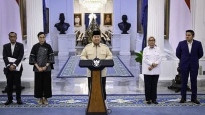 Presiden Prabowo mengumumkan THR dan Gaji ke-13 untuk 9,4 juta aparatur negara, mendukung kebutuhan menjelang Lebaran.