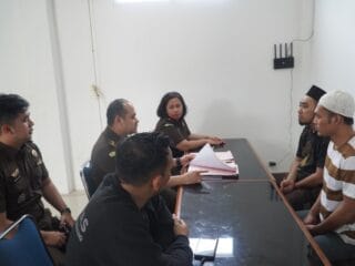 Kejari Kabupaten Tangerang terima dua tersangka kasus penembakan bos rental mobil di Rest Area Tol Merak. Simak perkembangan terkini.