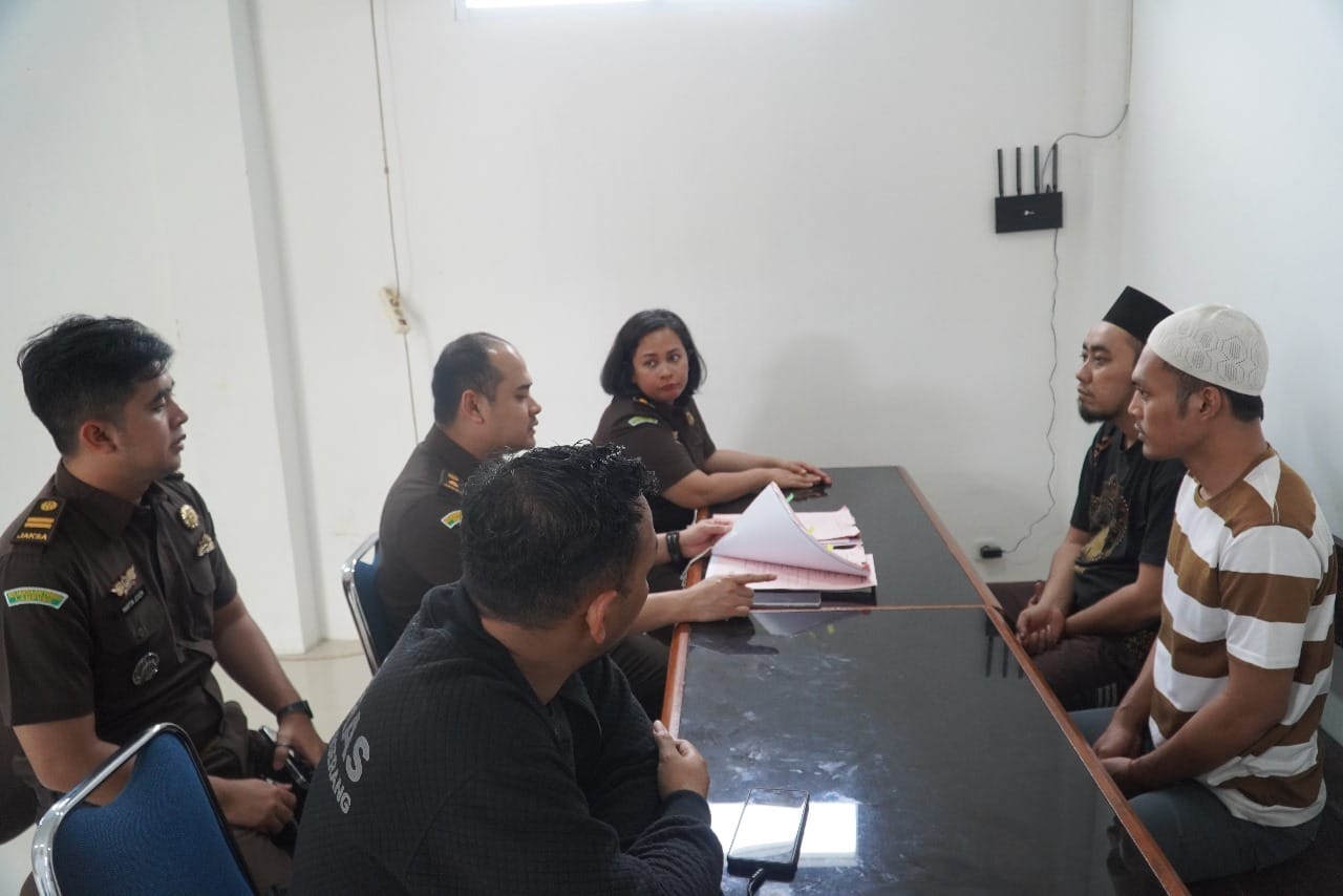 Kejari Kabupaten Tangerang terima dua tersangka kasus penembakan bos rental mobil di Rest Area Tol Merak. Simak perkembangan terkini.