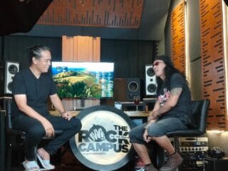 Dapatkan inspirasi dari podcast The Rock Campus bersama Ezra Simanjuntak dan Pay Burman, membahas perjalanan musik rock Indonesia.