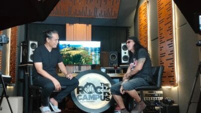 Dapatkan inspirasi dari podcast The Rock Campus bersama Ezra Simanjuntak dan Pay Burman, membahas perjalanan musik rock Indonesia.