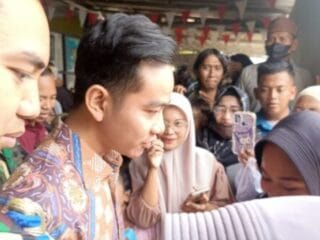 Wakil Presiden Gibran Rakabuming Raka kunjungi Puskesmas Tanara untuk pantau program Cek Kesehatan Gratis demi kesehatan masyarakat.