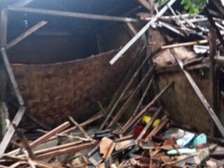 Gempa 5,2 Magnitudo mengguncang Kabupaten Lebak, menyebabkan rumah janda ambruk dan warga panik berlarian keluar.