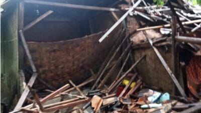 Gempa 5,2 Magnitudo mengguncang Kabupaten Lebak, menyebabkan rumah janda ambruk dan warga panik berlarian keluar.