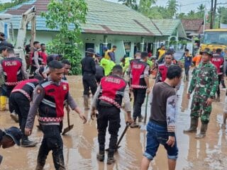 Hujan deras di Padarincang menyebabkan longsor yang menutup akses jalan di Batu Kuwung, Serang. Arus lalu lintas terputus, evakuasi dilakukan.