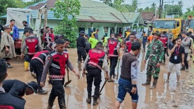Hujan deras di Padarincang menyebabkan longsor yang menutup akses jalan di Batu Kuwung, Serang. Arus lalu lintas terputus, evakuasi dilakukan.