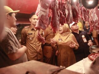 Bupati dan Wabup Pandeglang sidak pasar tradisional untuk memastikan harga sembako stabil dan keamanan pangan menjelang Lebaran