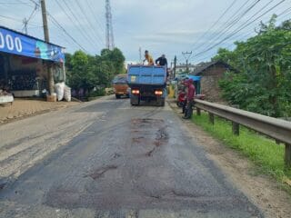 DPUPR Banten perbaiki 20 titik jalan di Pandeglang untuk memastikan kenyamanan pemudik menjelang Lebaran 2025.