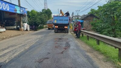 DPUPR Banten perbaiki 20 titik jalan di Pandeglang untuk memastikan kenyamanan pemudik menjelang Lebaran 2025.