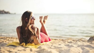 Nikmati manfaat berjemur di pagi hari untuk kesehatan, dari meningkatkan vitamin D hingga memperkuat sistem imun. Temukan tips aman di sini!