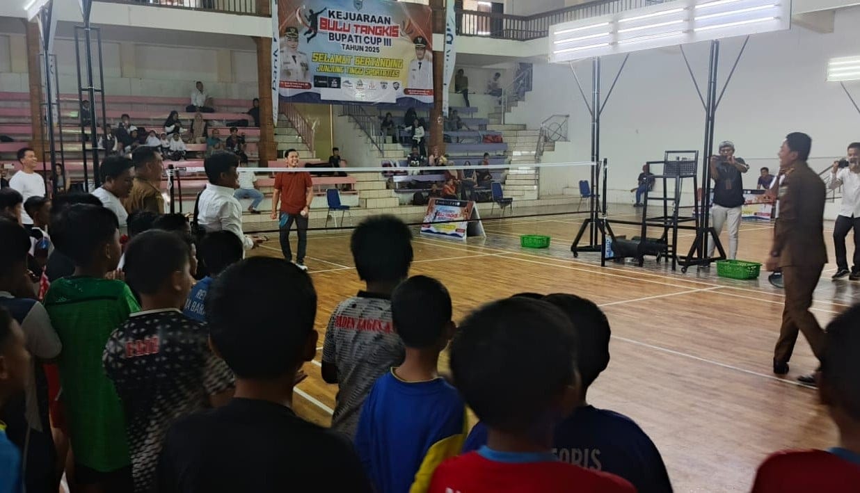 Wakil Bupati Pandeglang buka Bupati CUP III, turnamen bulu tangkis yang diikuti ratusan peserta dari Banten, dorong atlet muda berprestasi.