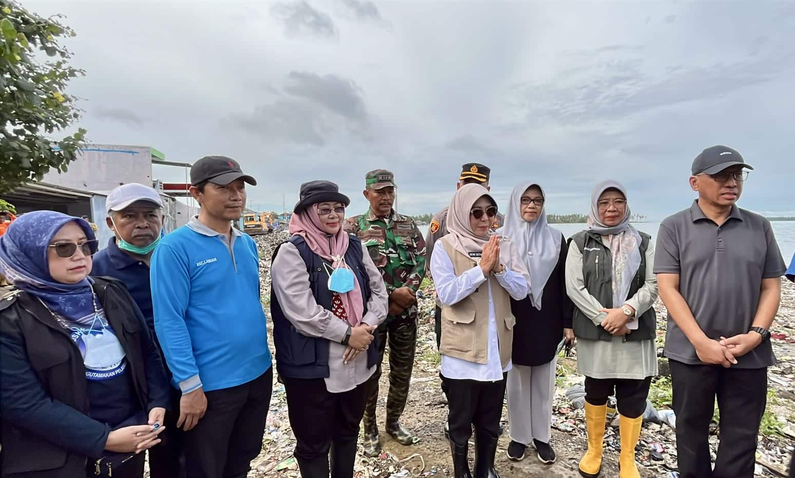 Temukan solusi penanganan sampah di Pantai Teluk Labuan Pandeglang untuk menjaga kebersihan dan kelestarian lingkungan