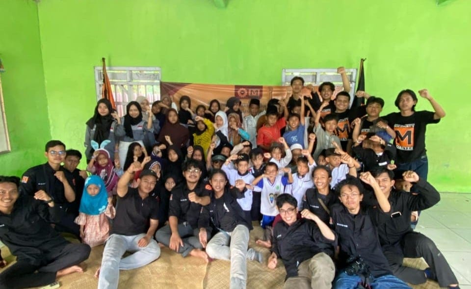 HMM UMT sukses adakan Pengabdian Masyarakat di Kampung Maja, Tangerang, dengan pemeriksaan kesehatan dan pembelajaran kreatif.