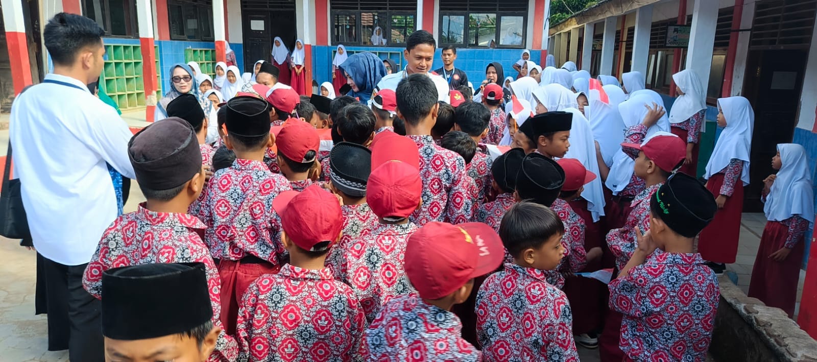 Bupati dan Wakil Bupati Pandeglang melakukan pemantauan untuk meningkatkan sarana pendidikan dan mengurangi angka putus sekolah.