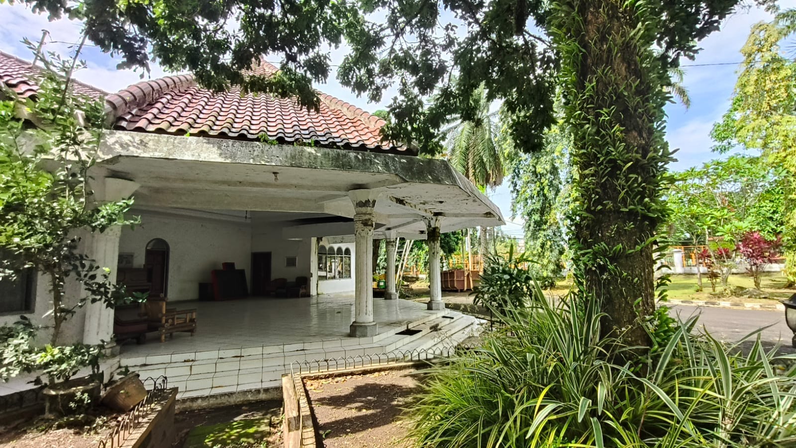 Rumah dinas Wakil Bupati Pandeglang tak terawat selama 8 tahun, memprihatinkan dan butuh perbaikan mendesak.