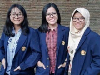 Jaket almamater, simbol identitas mahasiswa, kini bisa dipesan di Toko Draz. Kualitas terbaik untuk momen berharga Anda!