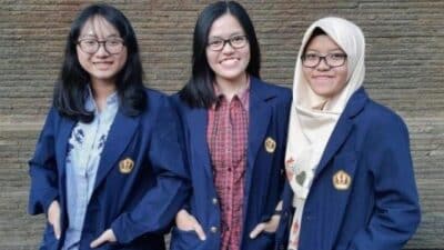 Jaket almamater, simbol identitas mahasiswa, kini bisa dipesan di Toko Draz. Kualitas terbaik untuk momen berharga Anda!