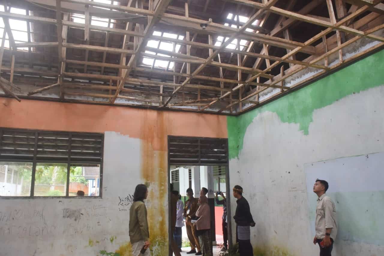 Wabup Pandeglang, Iing Andri, tinjau sekolah rusak untuk rehabilitasi demi kenyamanan belajar siswa di SMPN 1 dan SMPN 2 Cimanuk
