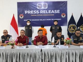 WNA Tiongkok ditangkap di Jambi karena melanggar ketentuan visa. Imigrasi perketat pengawasan untuk menjaga ketertiban hukum.