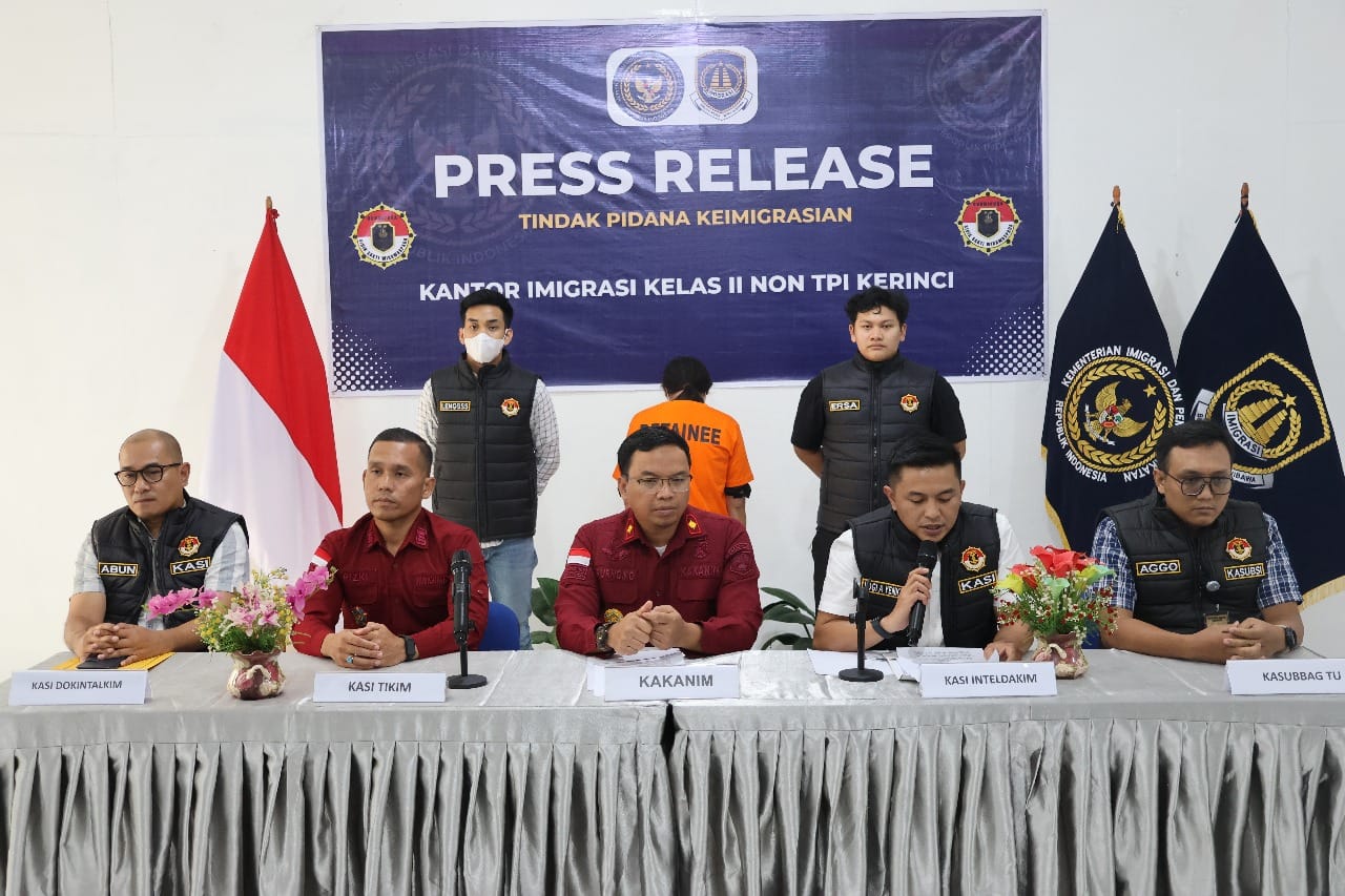 WNA Tiongkok ditangkap di Jambi karena melanggar ketentuan visa. Imigrasi perketat pengawasan untuk menjaga ketertiban hukum.