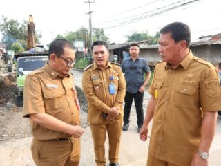 Bupati Tangerang meninjau perbaikan Jalan Cangkudu–Cisoka, menargetkan penyelesaian pada Juni 2025 untuk meningkatkan keselamatan pengguna.