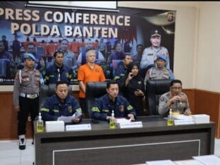 Polda Banten tangkap Charlie Chandra, tersangka pemalsuan dokumen tanah. Kasus ini melibatkan SHM dan AJB palsu.