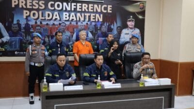 Polda Banten tangkap Charlie Chandra, tersangka pemalsuan dokumen tanah. Kasus ini melibatkan SHM dan AJB palsu.