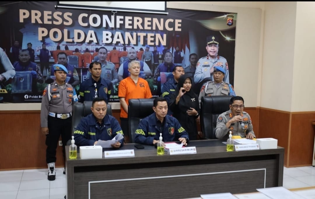 Polda Banten tangkap Charlie Chandra, tersangka pemalsuan dokumen tanah. Kasus ini melibatkan SHM dan AJB palsu.