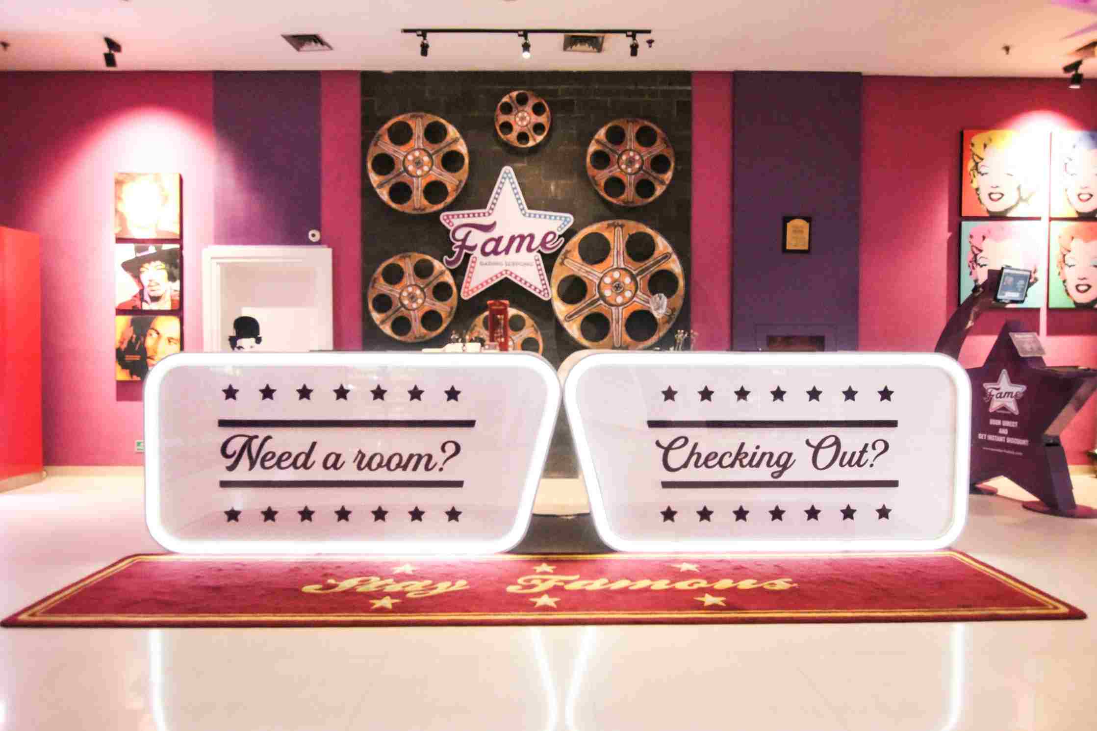 Nikmati pengalaman menginap unik di Fame Hotel Gading Serpong, hotel bertema musik dan film dengan fasilitas modern dan nyaman.