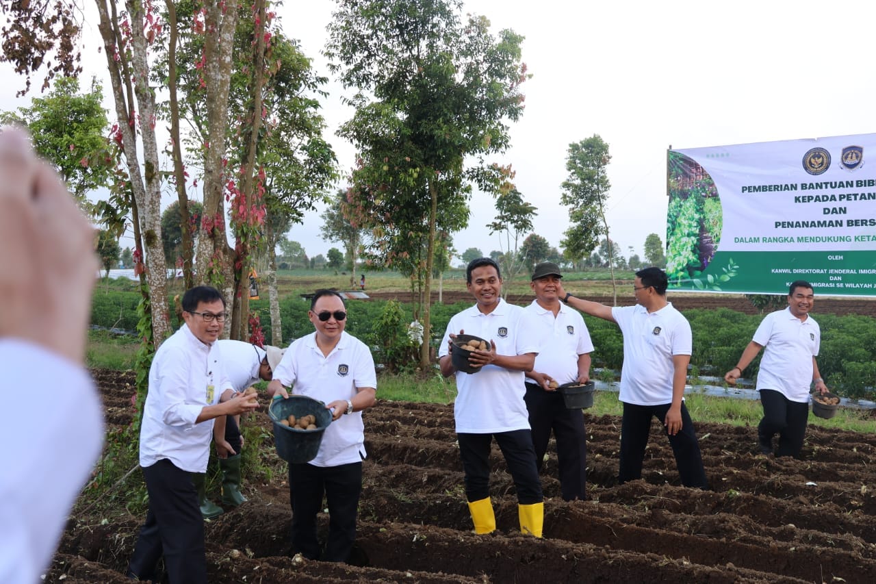 Kanwil Imigrasi Jambi luncurkan program desa binaan dan ketahanan pangan, dukung akselerasi Kemenkumham melalui inovasi sosial.