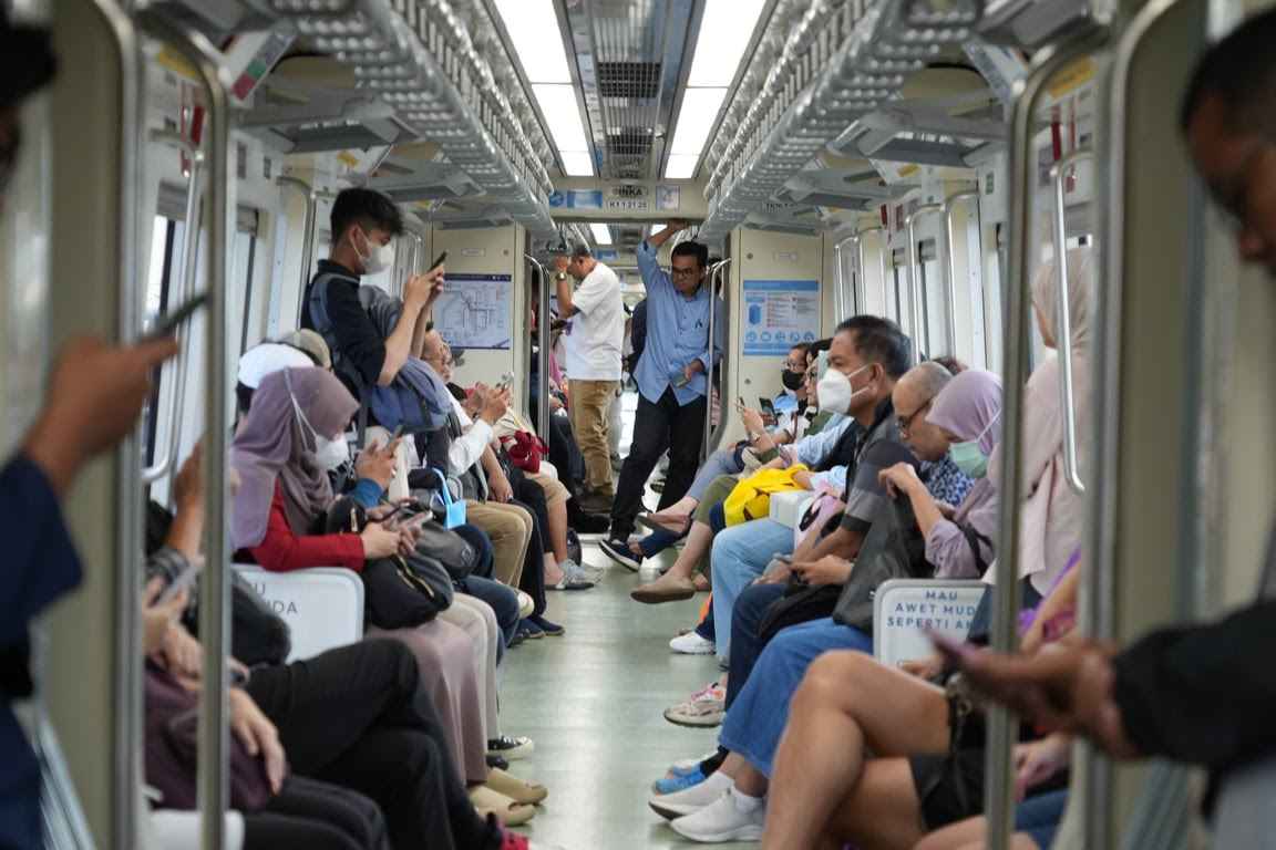 Nikmati libur panjang Waisak dengan LRT Jabodebek! 1.080 perjalanan, tarif terjangkau, dan akses mudah ke destinasi wisata.