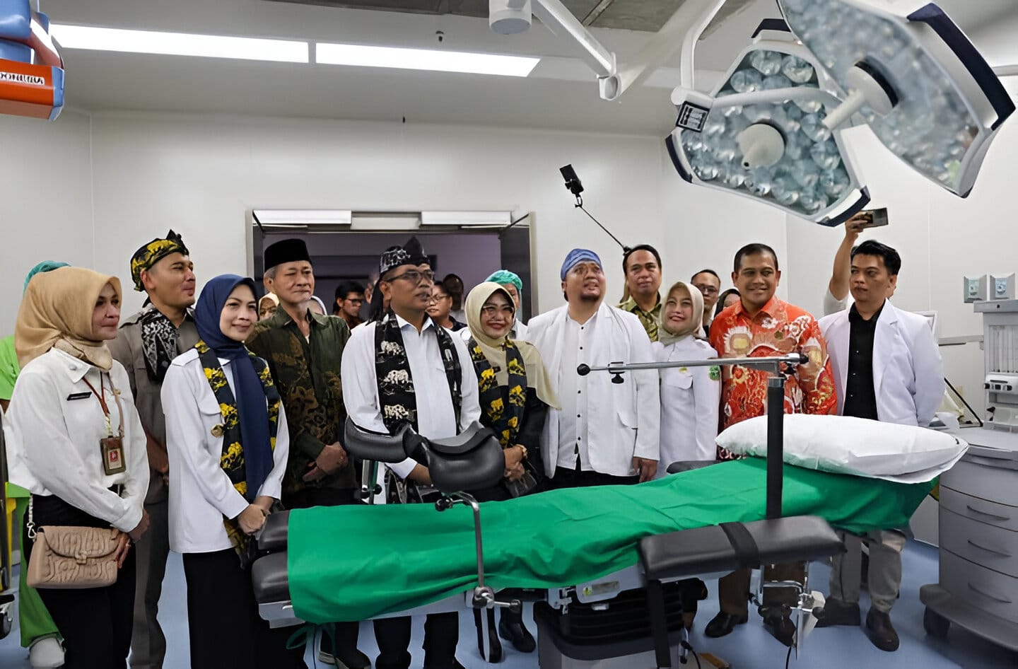 Gubernur Banten, Andra Soni, meresmikan RSUD H. Muhammad Irsyad Djuwaeli Labuan di Kabupaten Pandeglang, Banten.