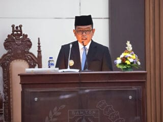 Gubernur Banten, Andra Soni, menyampaikan Nota Pengantar untuk dua Raperda, yaitu Penambahan Penyertaan Modal Bank Banten dan RPJMD 2025-2029