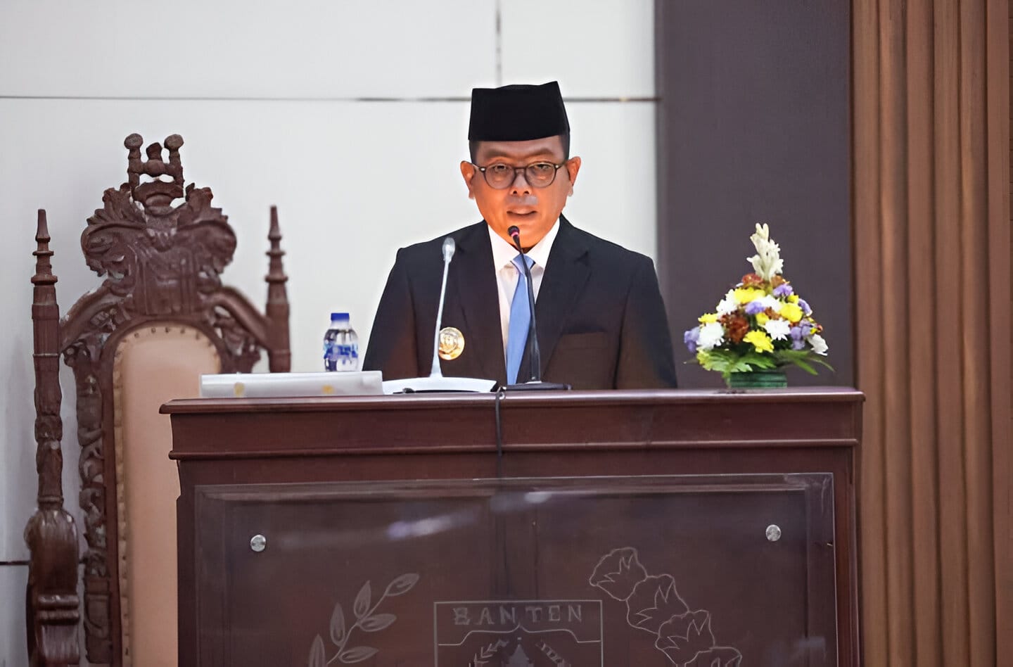 Gubernur Banten, Andra Soni, menyampaikan Nota Pengantar untuk dua Raperda, yaitu Penambahan Penyertaan Modal Bank Banten dan RPJMD 2025-2029