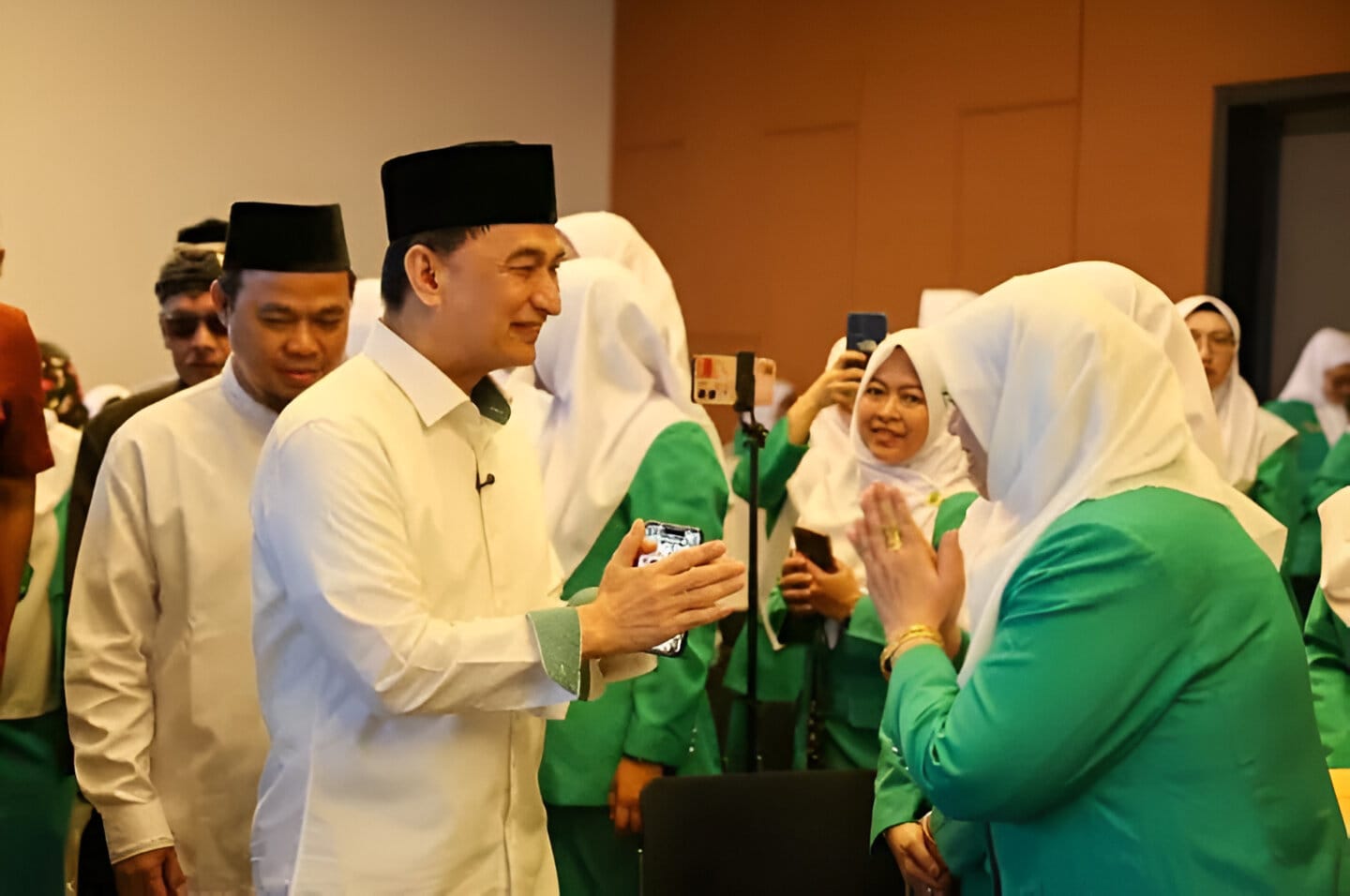 Wakil Gubernur Banten menekankan pentingnya perempuan untuk belajar teknologi digital dan kewirausahaan dalam mendukung perekonomian.