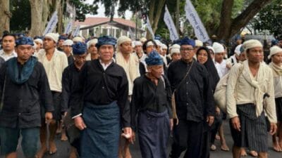 Andra Soni hadir dalam Mumuluk Bareng di Seba Baduy 2025, merayakan kebersamaan dan harapan masyarakat untuk perbaikan jalan.