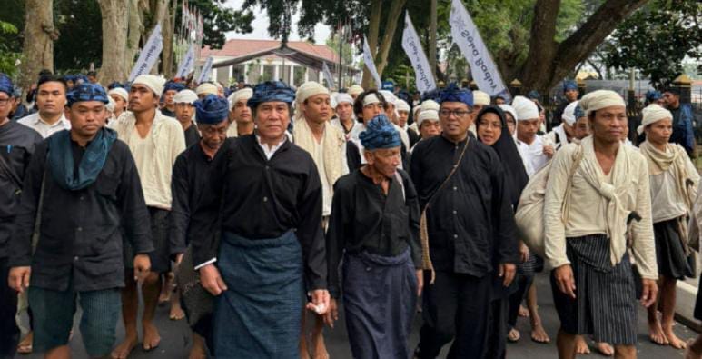 Andra Soni hadir dalam Mumuluk Bareng di Seba Baduy 2025, merayakan kebersamaan dan harapan masyarakat untuk perbaikan jalan.