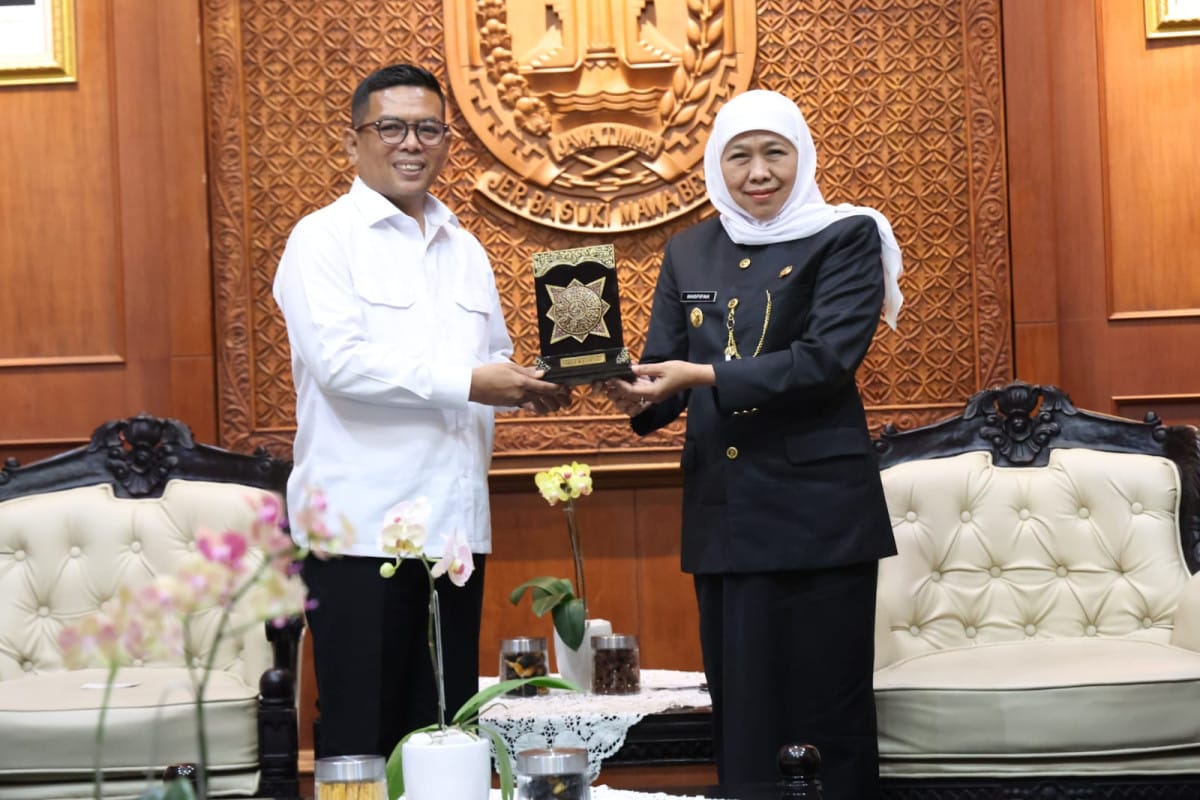 Gubernur Banten, Andra Soni, mengunjungi Jawa Timur untuk membahas pembangunan daerah dan kerja sama antar daerah.
