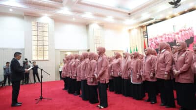 Gubernur Banten melantik pengurus BKOW periode 2025-2030 untuk mendukung pemberdayaan perempuan dan kolaborasi dengan pemerintah.