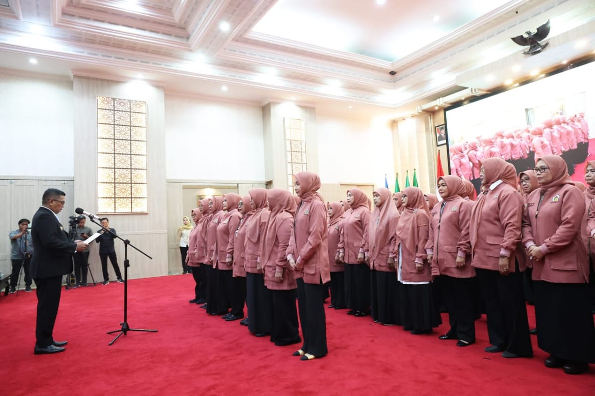 Gubernur Banten melantik pengurus BKOW periode 2025-2030 untuk mendukung pemberdayaan perempuan dan kolaborasi dengan pemerintah.