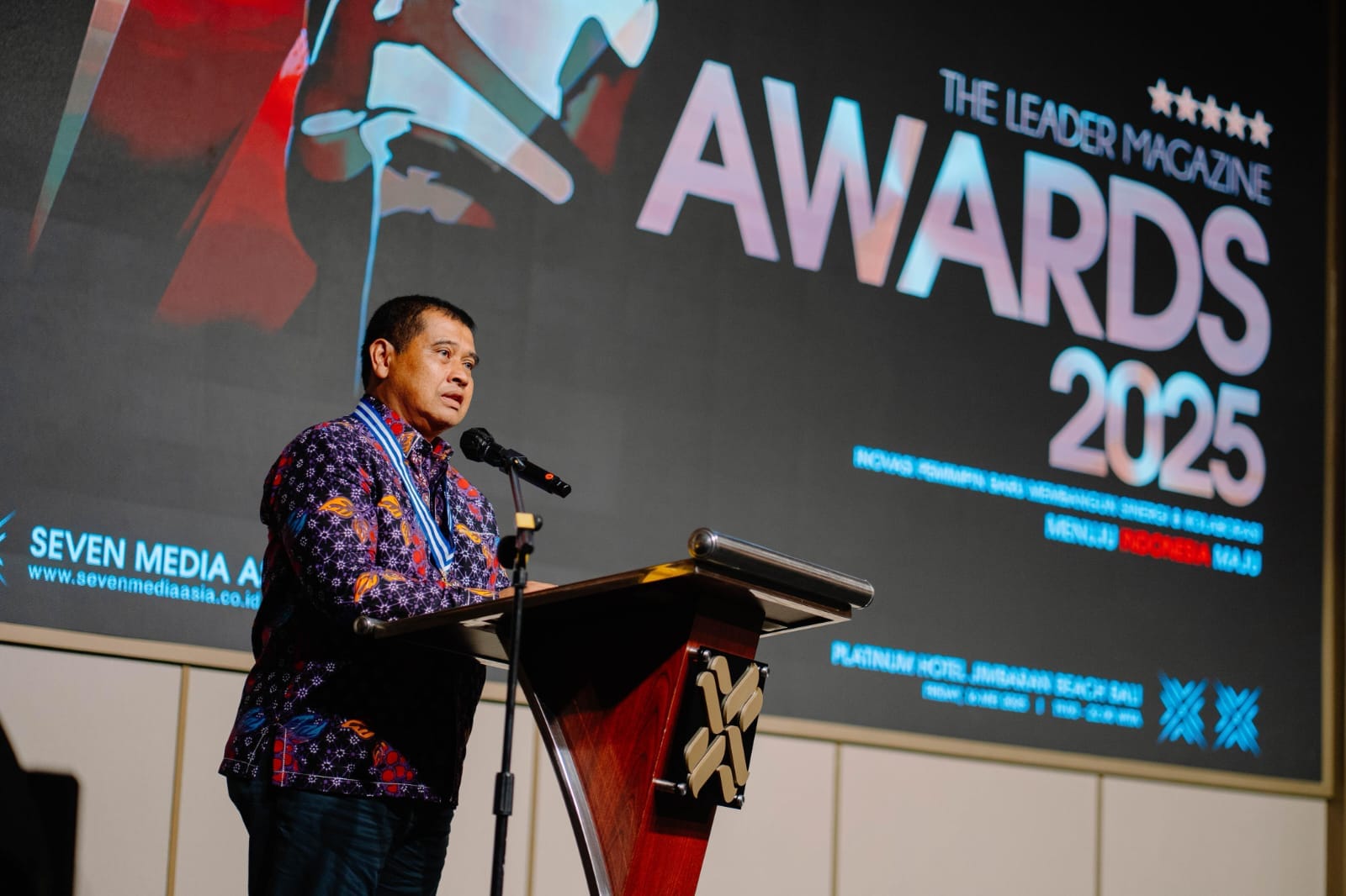 Slamet Budhi Mulyanto raih The Leader Magazine Award 2025 atas kepemimpinan inovatif di Kabupaten Tangerang.