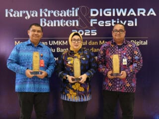 Pemkab Tangerang meraih tiga penghargaan di Digiwara Award 2025, termasuk sebagai kabupaten dengan pembayaran pajak nontunai tertinggi.