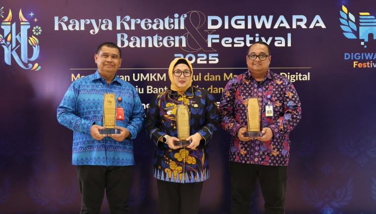 Pemkab Tangerang meraih tiga penghargaan di Digiwara Award 2025, termasuk sebagai kabupaten dengan pembayaran pajak nontunai tertinggi.