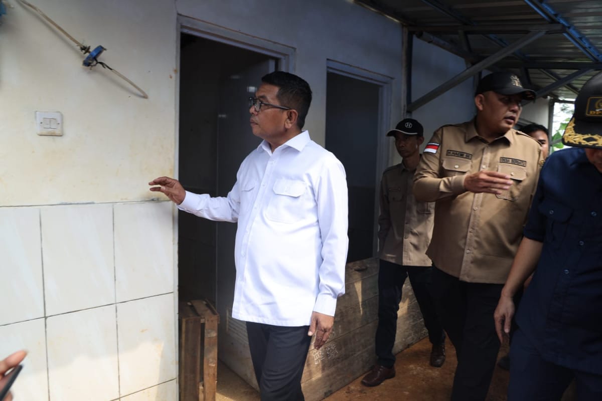 Gubernur Banten, Andra Soni, mengumumkan rencana pengerasan jalan dan pembangunan Hunian Tetap (Huntap) untuk warga terdampak banjir.