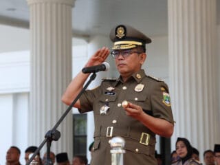 Artikel ini membahas peran dan tantangan petugas Pemadam Kebakaran, Satpol PP, dan Linmas di Banten dalam menjaga keselamatan masyarakat.