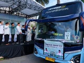 Walikota Tangsel, Benyamin Davnie, melepas 393 jemaah haji 2025, mengingatkan pentingnya fokus beribadah dan menjaga kesehatan.