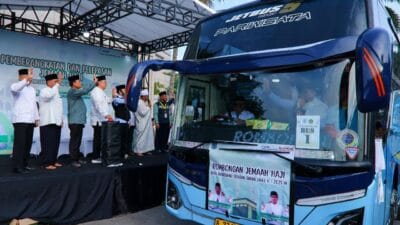 Walikota Tangsel, Benyamin Davnie, melepas 393 jemaah haji 2025, mengingatkan pentingnya fokus beribadah dan menjaga kesehatan.