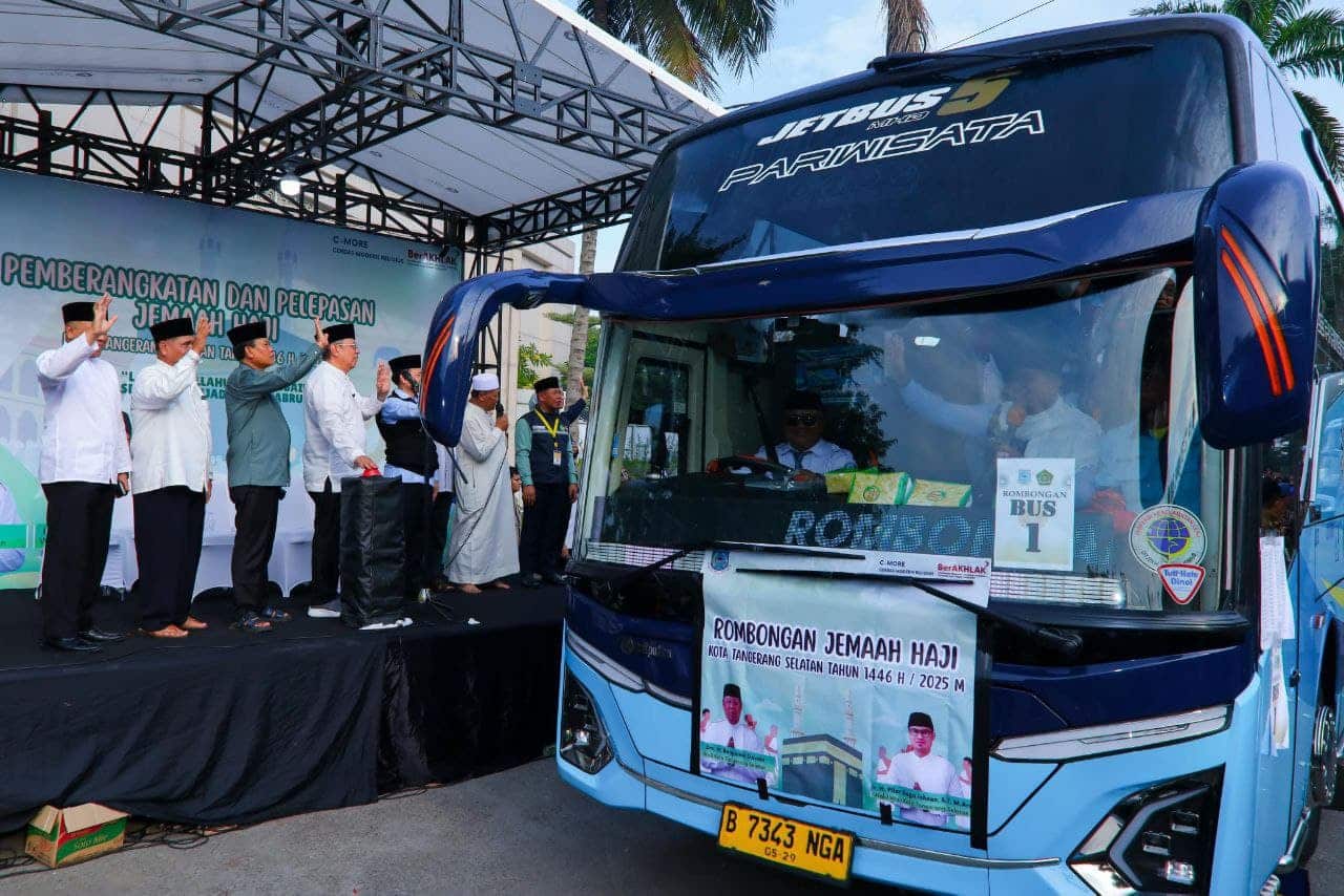 Walikota Tangsel, Benyamin Davnie, melepas 393 jemaah haji 2025, mengingatkan pentingnya fokus beribadah dan menjaga kesehatan.