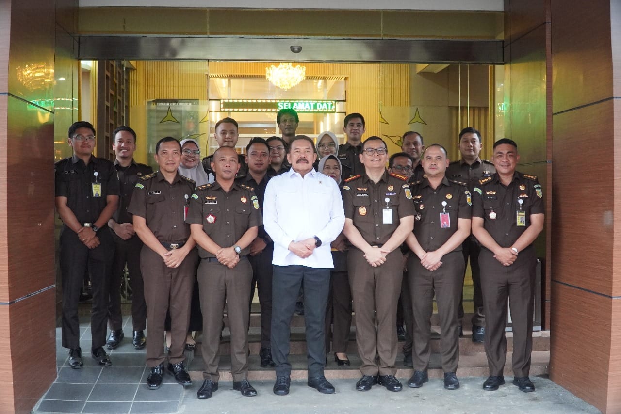 Jaksa Agung Republik Indonesia, ST Burhanuddin, melakukan inspeksi mendadak di Kejaksaan Negeri Kabupaten Tangerang.